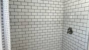 Douche, sèche-cheveux, serviettes fournies, savon