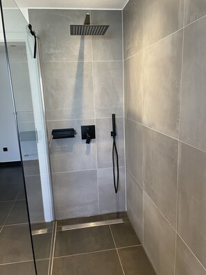 Een douche, een haardroger, handdoeken, zeep