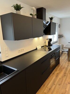 Kjøleskap, mikrobølgeovn, ovn og kokeplater