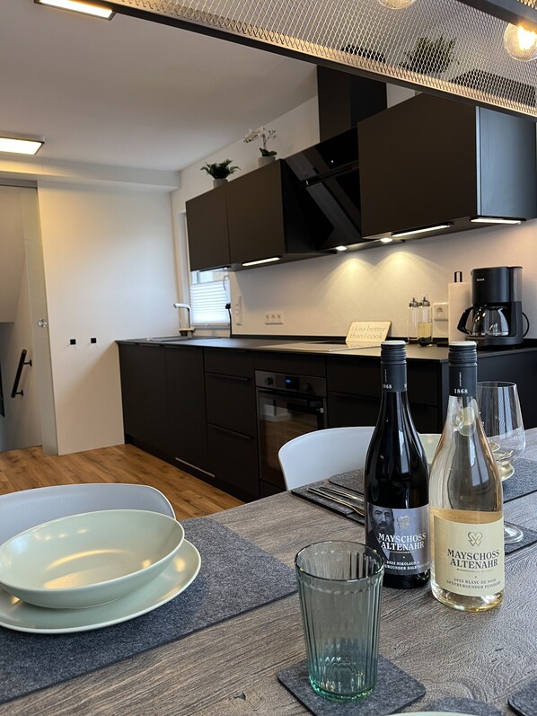 Kjøleskap, mikrobølgeovn, ovn og kokeplater