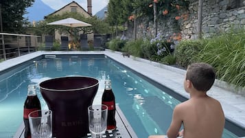 Piscina stagionale all'aperto, ombrelloni da piscina, lettini