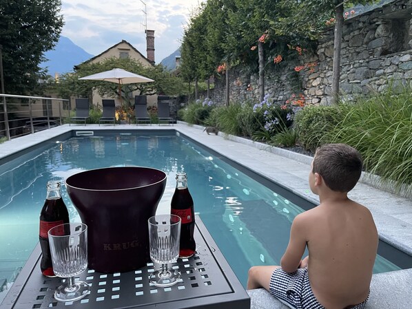 حمّام سباحة خارجي موسمي، مظلات على حمّام السباحة، مقاعد للتشمس