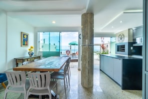 Casa família | Cozinha americana privada | Torradeira, talheres/pratos/utensílios de cozinha