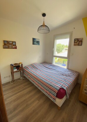 4 bedrooms, desk, iron/ironing board, travel cot