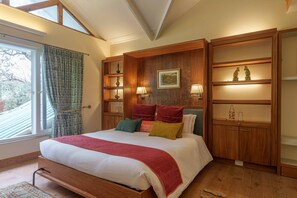 Desk, iron/ironing board, free WiFi, bed sheets