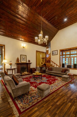 Flat-screen TV - Amã Stays & Trails Ramgarh Heritage Villa , Manali (Kullu)