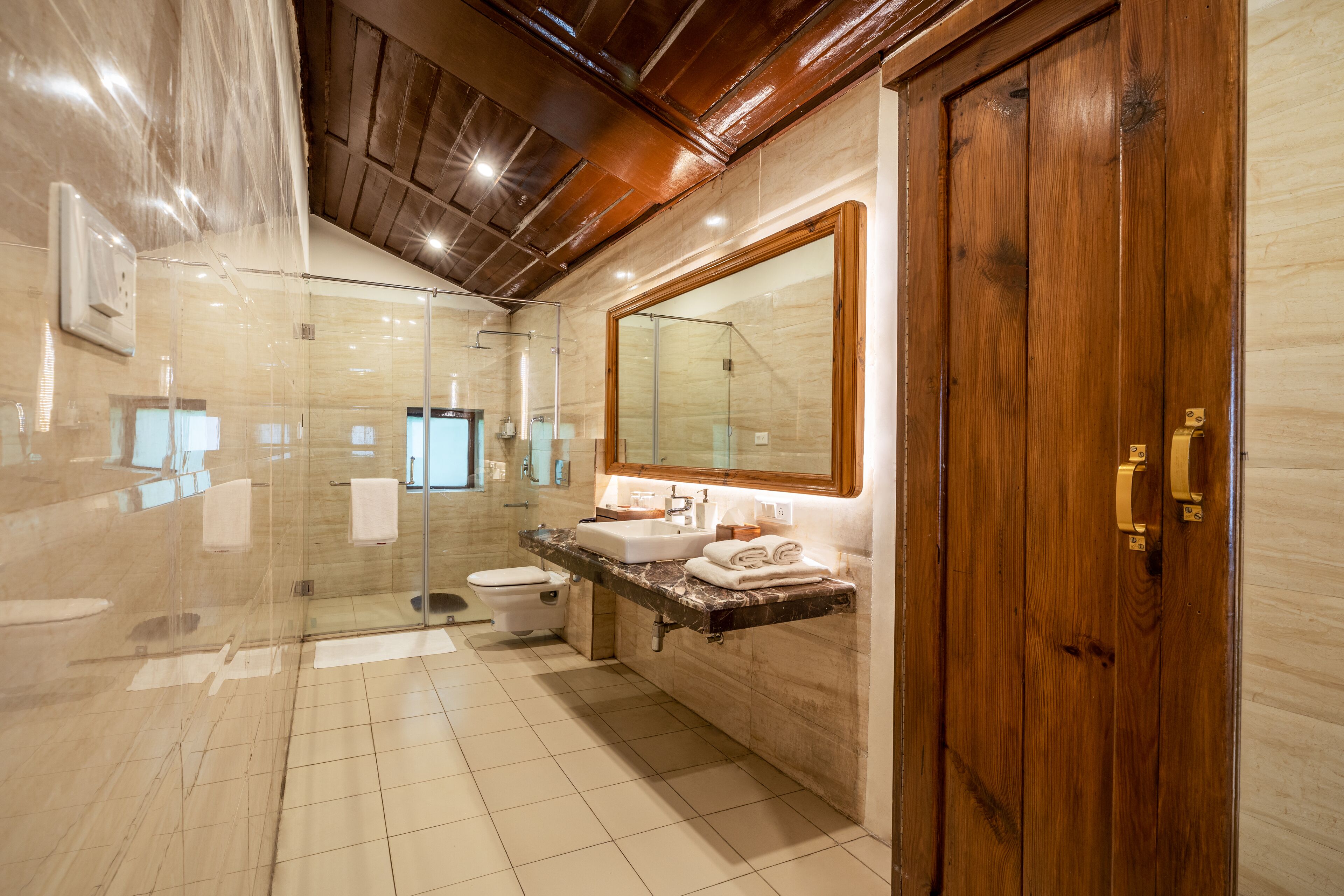 Amenidades de baño gratuitas, toallas, jabón, shampoo 