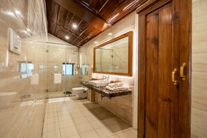 Articles de toilette (gratuits), serviettes fournies, savon, shampooing