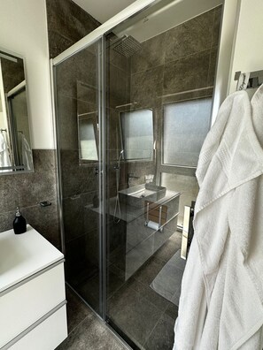 Dusche, Haartrockner, Handtücher, Seife