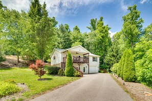 Exterior - Game Room & Views! 'Valley Myst' Fairview Home (Fairview)