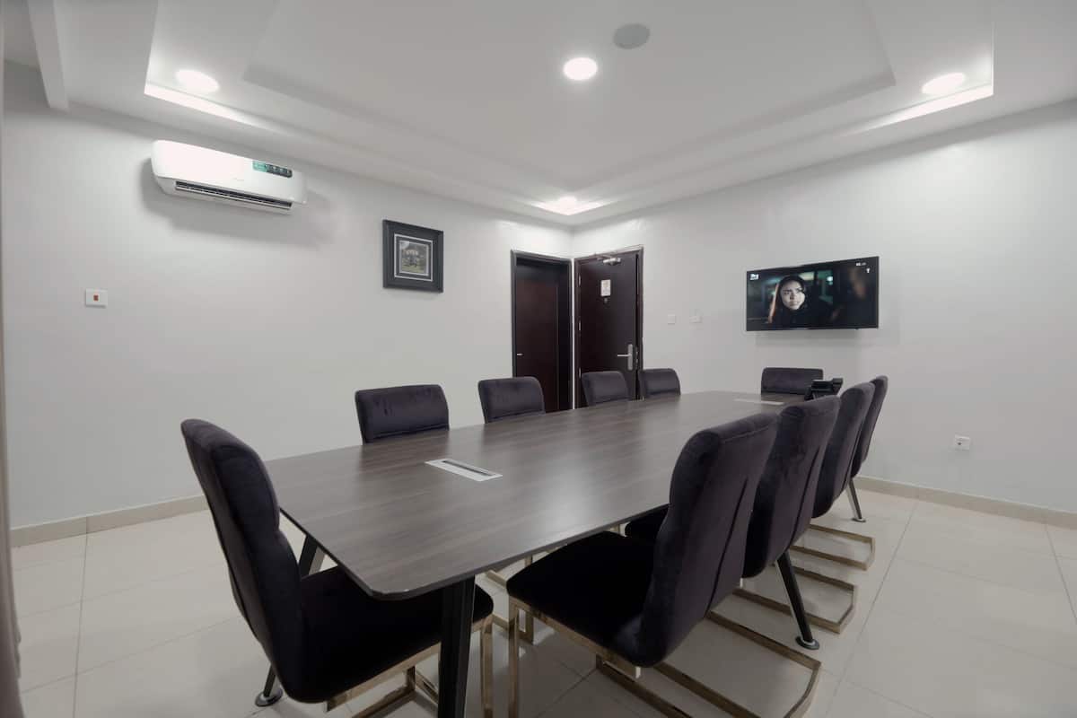 Habitación empresarial | Área de sala de estar | Televisión LED de 48 pulgadas con canales premium, televisión y Netflix
