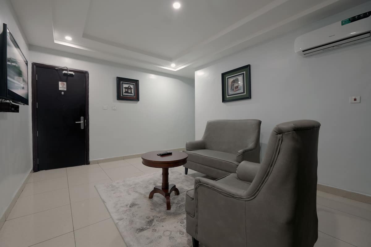 Habitación Royal | Área de sala de estar | Televisión LED de 48 pulgadas con canales premium, televisión y Netflix