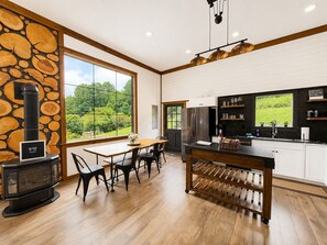 Kaffetrakter/tekoker, kjøleskap, mikrobølgeovn og ovn