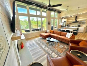 Smart-TV, Kamin, Videospiele, Bücher