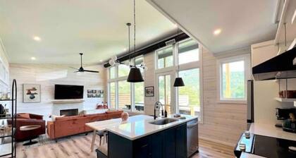 Modern Cabin for 8,w/Hot Tub+mtn view+1m from downtown Clayton, Outdoor Space