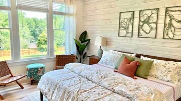 3 bedrooms, iron/ironing board, travel crib, WiFi (free)