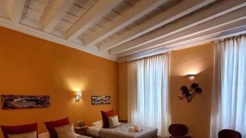 Deluxe Triple Room | In-room safe, individually furnished, free WiFi, bed sheets