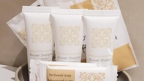 Un juego de artículos de tocador que incluye tres champús de ducha y una pastilla de jabón perfumado.