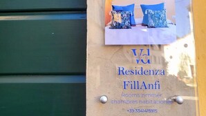 Un letrero de hotel con el nombre 'Residencia FillAnfi' y un número de contacto.