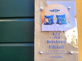 Segnaletica di un hotel con il nome 'Residencia FillAnfi' e un numero di telefono.