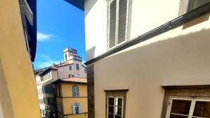 Una calle estrecha entre edificios, con cielo despejado.