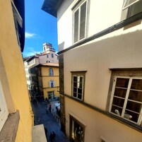 Un vicolo stretto tra gli edifici, con cielo sereno.