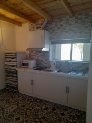 Kühlschrank, Mikrowelle, Herdplatte, Wasserkocher mit Kaffee-/Teezubehör