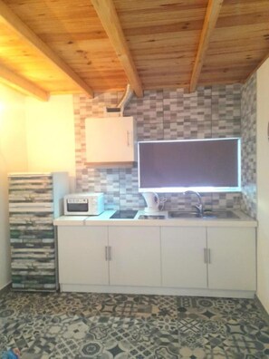 Fridge, microwave, stovetop, coffee/tea maker