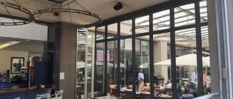 تناول الطعام بالخارج