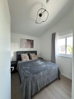 1 chambre, fer et planche à repasser, lit de bébé portatif
