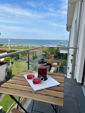 Outdoor dining - Aloha Paradies first beach line with direct sea view in new building, Glowe, Baltic Sea (Glowe)