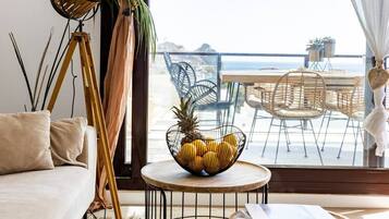 Een smart-tv, videogames, boeken en een computerscherm