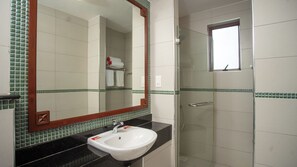 Apartment | Bathroom | Shower, towels - 5 Star Exclusive Beach Apartment in Kilifi County (Malindi)
