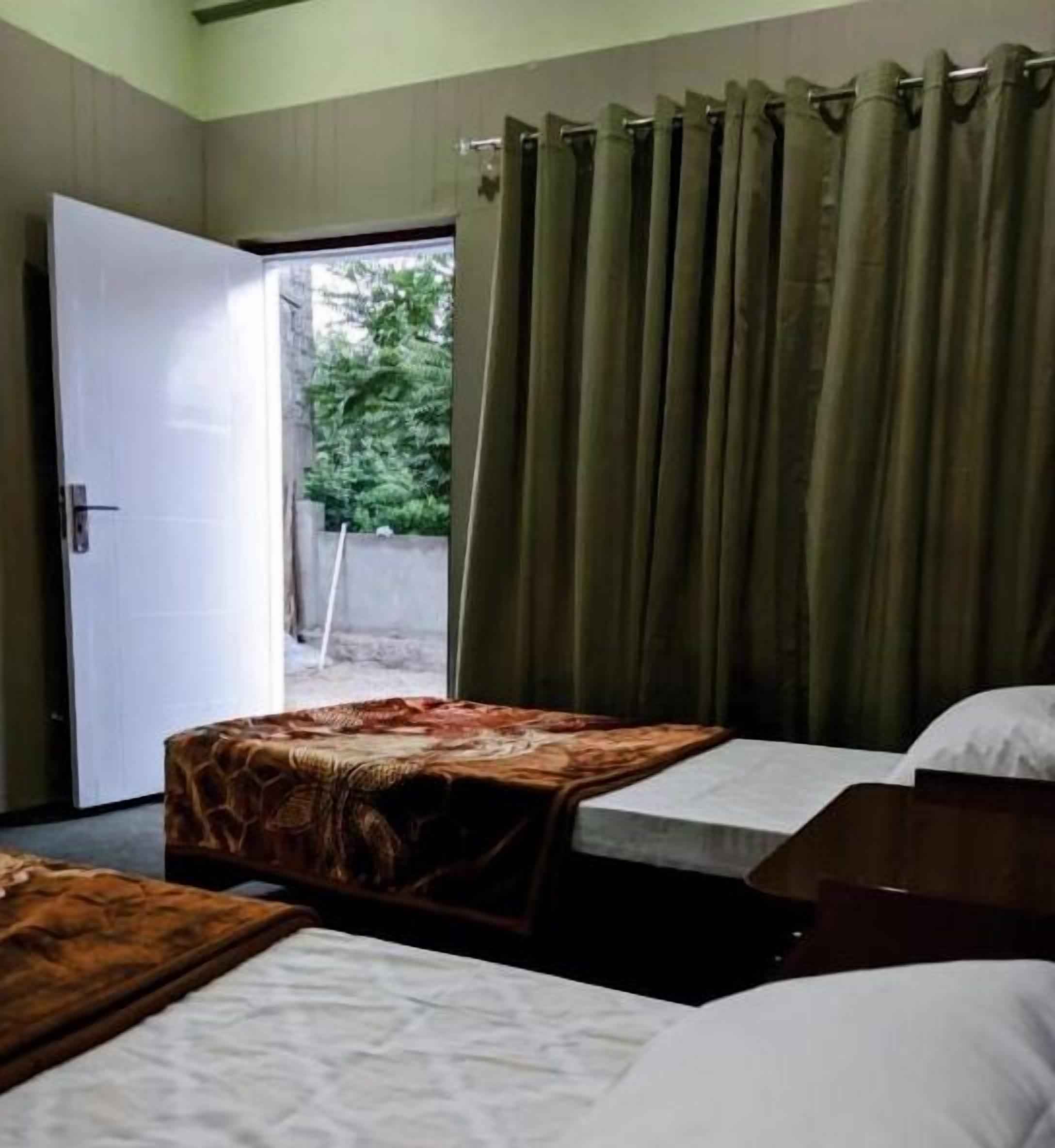 Tabla de planchar con plancha, wifi gratis y ropa de cama 