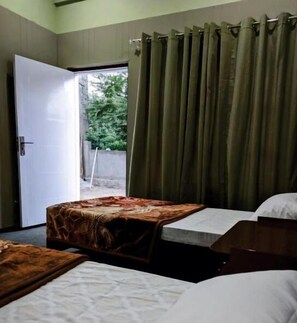 Deluxe szoba kétszemélyes vagy két külön ággyal | Vasaló/vasalódeszka, ingyenes wifi és ágynemű