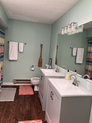 Toallas, jabón, papel de baño