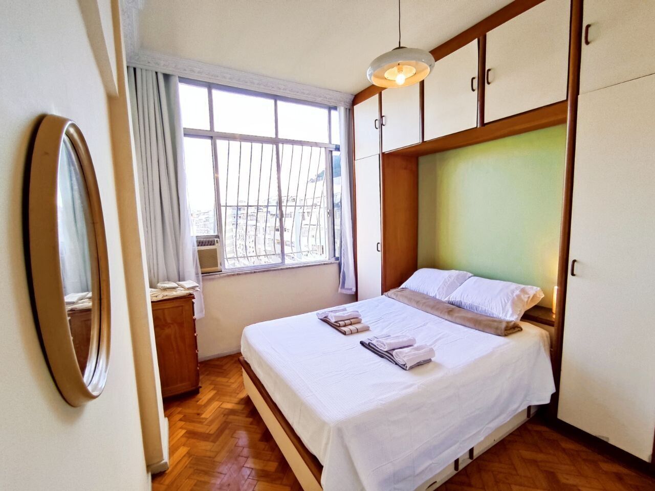 4 bedrooms, iron/ironing board, free WiFi, bed sheets