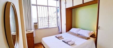 4 bedrooms, iron/ironing board, free WiFi, bed sheets