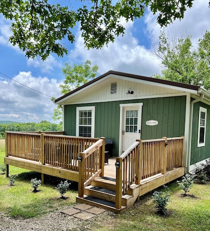テラス / パティオ. Cute, cozy & clean cottage by Fall Creek Falls Park. 2B-2B with new hot tub.