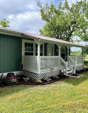 Exterior - Cute, cozy & clean cottage by Fall Creek Falls Park. 2B-2B with new hot tub. (Spencer)