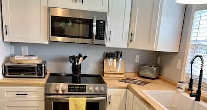 Cute-Cozy-Clean 2B-2B cottage with hot tub-Pet friendly-Minutes to FCF Park