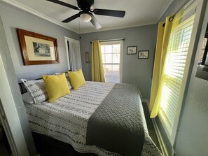 2 bedrooms, iron/ironing board, free WiFi, bed sheets