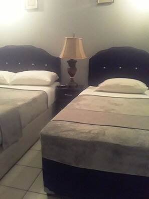 Herbergi | 1 svefnherbergi, myrkratjöld/-gardínur, ókeypis þráðlaus nettenging