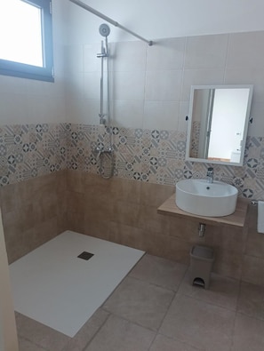 Standardværelse med dobbeltseng eller 2 enkeltsenge | Badeværelse | Bruser, brusehoved med spredningseffekt, gratis toiletartikler