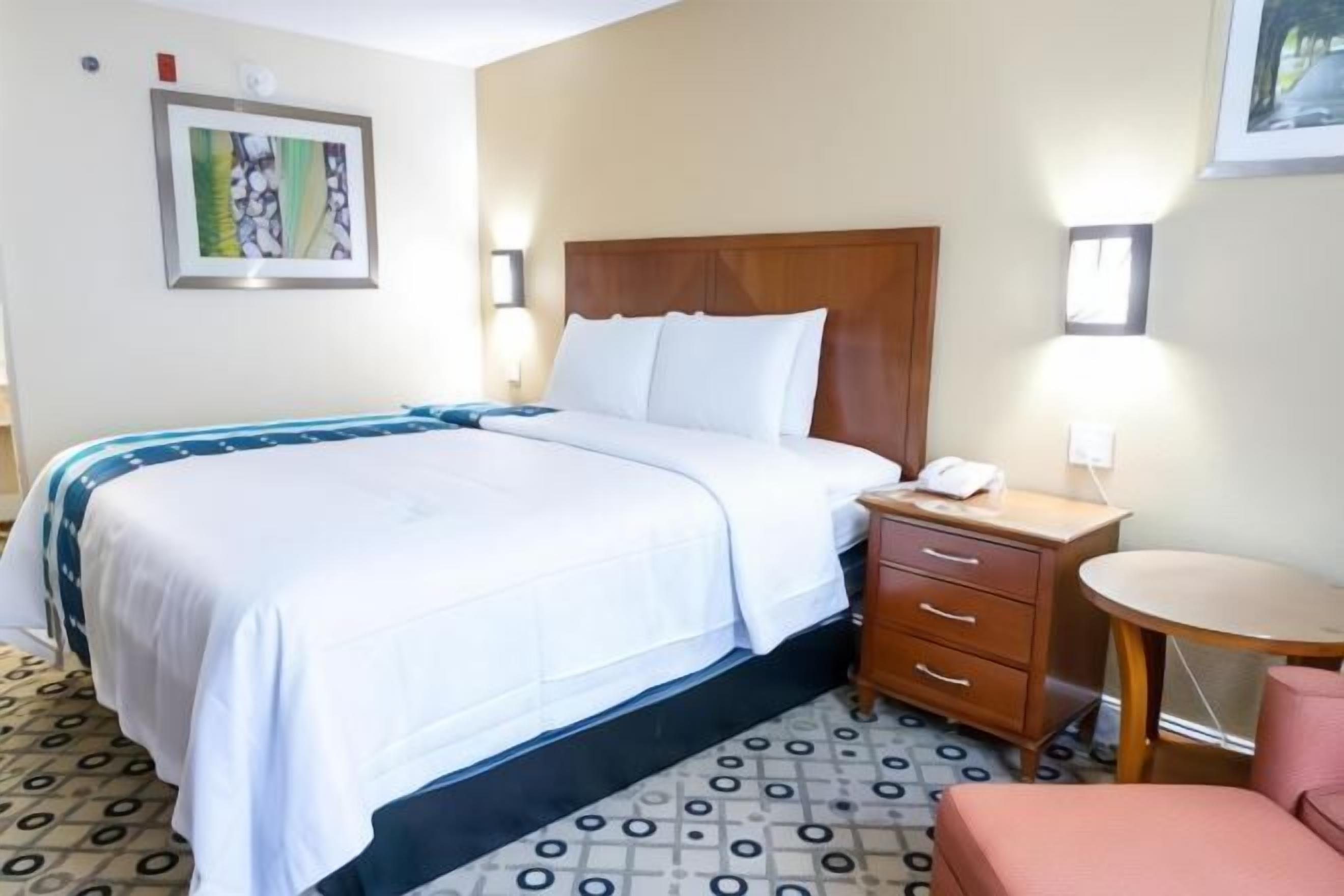 Escritorio, cortinas opacas, wifi gratis y ropa de cama