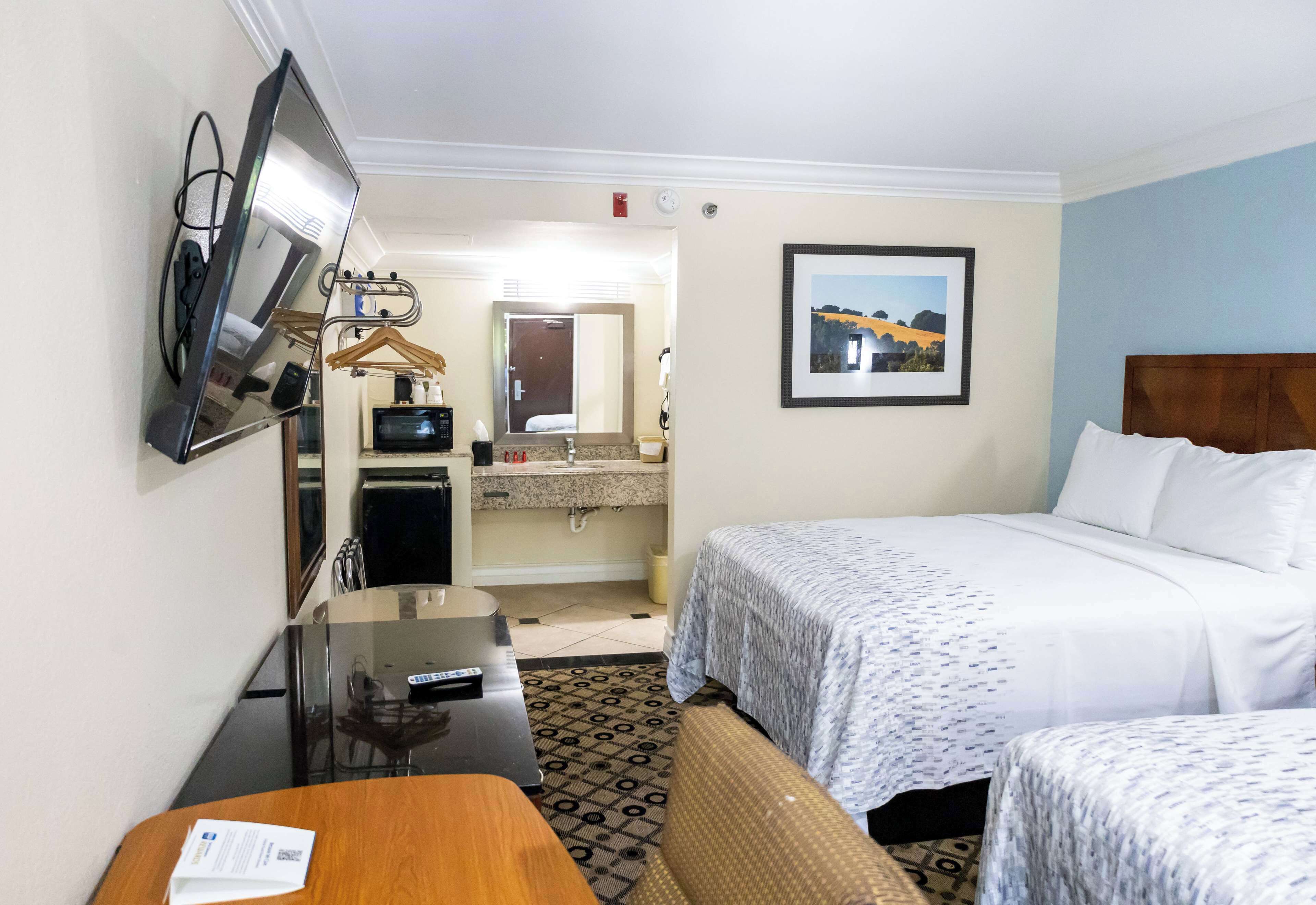 Photo - Days Inn By Wyndham College Park Atlanta Airport South