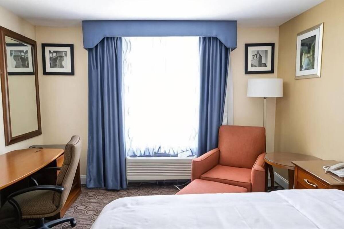 Escritorio, cortinas blackout, wifi gratis y ropa de cama