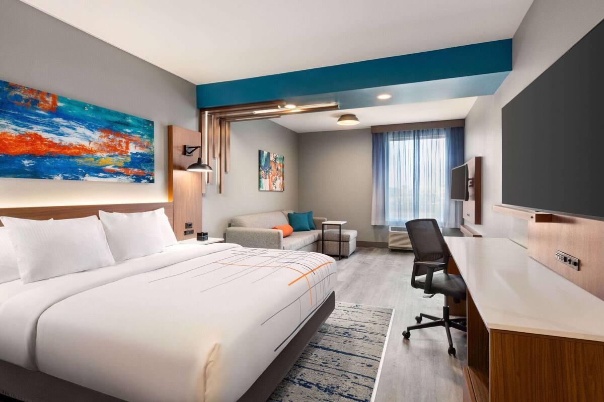 1 King Bed, Deluxe Room, Non-Smoking | Meja kerja, ruang kerja ramah laptop, dan setrika/meja setrika