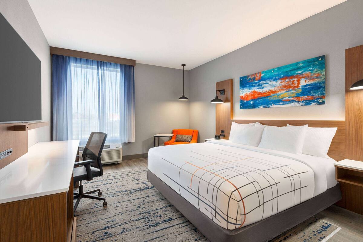 1 King Bed, Non-Smoking | Meja kerja, ruang kerja ramah laptop, dan setrika/meja setrika