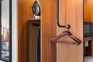 Zimmer, 1 King-Bett, rollstuhlgeeignete Dusche, Nichtraucher (Mobility/Hearing Access) | Schreibtisch, laptopgeeigneter Arbeitsplatz, Bügeleisen/Bügelbrett